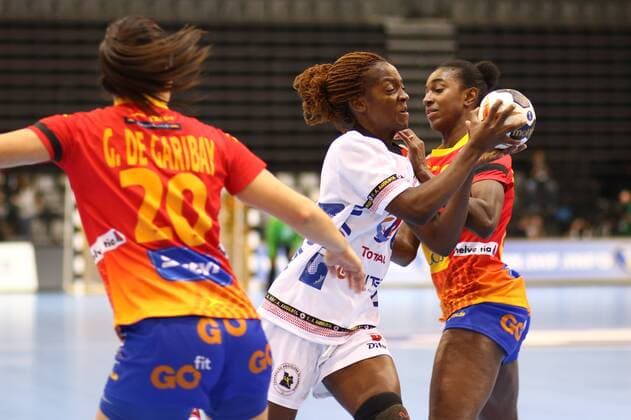 Handball, WM Damen, Spanien - Angola Juliana Jose Machado (Angola) im Zweikampf mit Alexandrina Cabral Barbosa (Spanien) Spanien vs Angola --- Handball --- Frauen-Weltmeisterschaft --- 02.12.2017 Trier Copyright: xWeissx Eibner-Pressefotox EP_rws