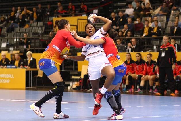 Handball, WM Damen, Spanien - Angola Isabel Evelize Guialo (Angola) im Zweikampf mit zwei spanischen Spielerinnen Spanien vs Angola --- Handball --- Frauen-Weltmeisterschaft --- 02.12.2017 Trier Copyright: xWeissx Eibner-Pressefotox EP_rws