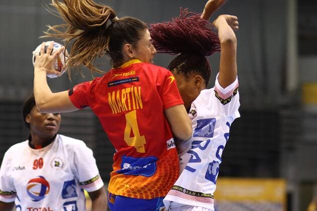 Handball, WM Damen, Spanien - Angola Carmen Martin Berenguer (Spanien) im Zweikampf mit Magda Alfredo Cazanga (Angola) Spanien vs Angola --- Handball --- Frauen-Weltmeisterschaft --- 02.12.2017 Trier Copyright: xWeissx Eibner-Pressefotox EP_rws