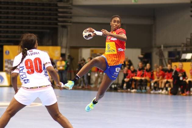 Handball, WM Damen, Spanien - Angola Torwurf von Alexandrina Cabral Barbosa (Spanien) Spanien vs Angola --- Handball --- Frauen-Weltmeisterschaft --- 02.12.2017 Trier Copyright: xWeissx Eibner-Pressefotox EP_rws