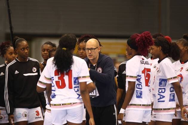 Handball, WM Damen, Spanien - Angola Trainer Morten Soubak (Angola) gibt taktische Anweisungen Spanien vs Angola --- Handball --- Frauen-Weltmeisterschaft --- 02.12.2017 Trier Copyright: xWeissx Eibner-Pressefotox EP_rws