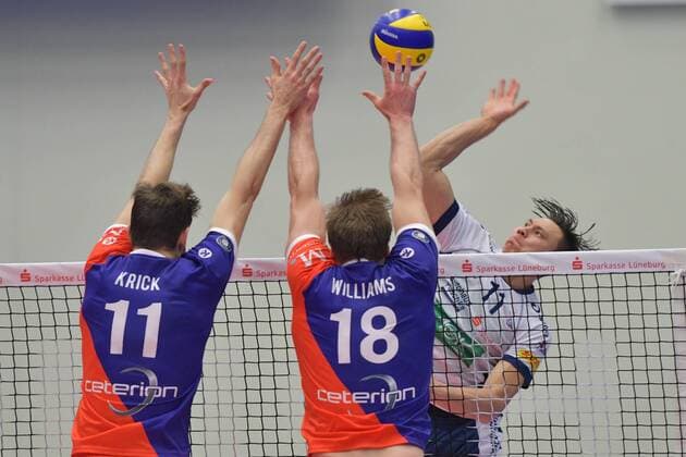 GER,VBL, SVG Lueneburg vs United Volleys Rhein-Main 02.12.2017, Hamburg GER, VBL, SVG Lueneburg vs United Volleys Rhein-Main im Bild Moritz Karlitzek (Rhein-Main 13) und Lincoln Alexander Williams (Rhein-Main 18) versuchen sich gegen Raymond Szeto(Lueneburg 11) durchzusetzen