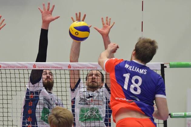 GER,VBL, SVG Lueneburg vs United Volleys Rhein-Main 02.12.2017, Hamburg GER, VBL, SVG Lueneburg vs United Volleys Rhein-Main im Bild Lincoln Alexander Williams (Rhein-Main 18) versucht sich gegen Michel Schlien (Lueneburg 14) und Matthias Pompe (Lueneburg 10) durchzusetzen