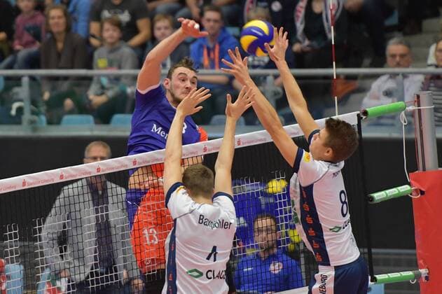 GER,VBL, SVG Lueneburg vs United Volleys Rhein-Main 02.12.2017, Hamburg GER, VBL, SVG Lueneburg vs United Volleys Rhein-Main im Bild Moritz Karlitzek (Rhein-Main 13) versucht sich gegen Noah Baxpoehler (Baxpöhler Lueneburg 04) und Adam Kocian (Lueneburg 08) durchzusetzen