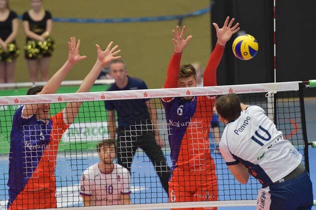 GER,VBL, SVG Lueneburg vs United Volleys Rhein-Main 02.12.2017, Hamburg GER, VBL, SVG Lueneburg vs United Volleys Rhein-Main im Bild Robert Adrian Aciobanitei (Rhein-Main 06) versucht sich gegen Matthias Pompe(Lueneburg 10) durchzusetzen