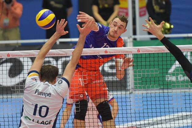 GER,VBL, SVG Lueneburg vs United Volleys Rhein-Main 02.12.2017, Hamburg GER, VBL, SVG Lueneburg vs United Volleys Rhein-Main im Bild Moritz Karlitzek (Rhein-Main 13) versucht sich gegen Matthias Pompe(Lueneburg 10) durchzusetzen