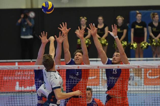 GER,VBL, SVG Lueneburg vs United Volleys Rhein-Main 02.12.2017, Hamburg GER, VBL, SVG Lueneburg vs United Volleys Rhein-Main im Bild Lincoln Alexander Williams (Rhein-Main 18), Lukas Bauer (Rhein-Main 05) und Moritz Karlitzek (Rhein-Main 13) versuchen sich gegen Cody Kessel (Lueneburg 05) durchzusetzen