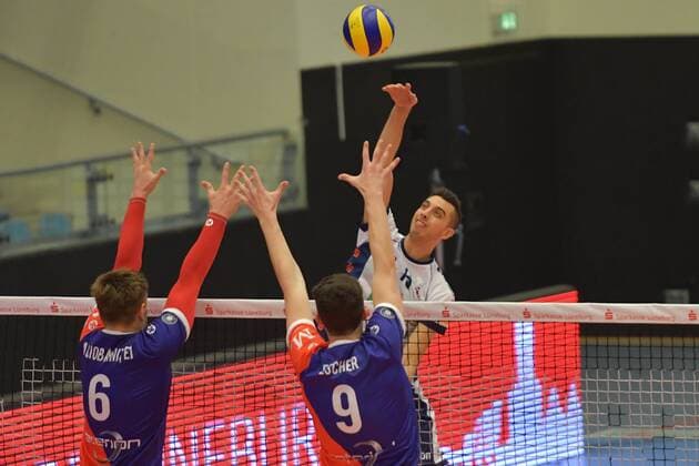 GER,VBL, SVG Lueneburg vs United Volleys Rhein-Main 02.12.2017, Hamburg GER, VBL, SVG Lueneburg vs United Volleys Rhein-Main im Bild Robert Adrian Aciobanitei (Rhein-Main 06) und Georg Escher (Rhein-Main 09) versuchen sich gegen Ryan Sclater(Lueneburg 15) durchzusetzen