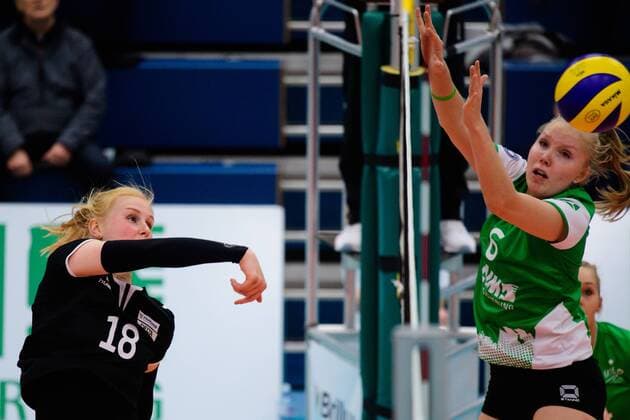 03.12.2017, Halle Berg Fidel, Muenster Volleyball, Bundesliga Frauen, Normalrunde, USC Münster Muenster vs. Rote Raben Vilsbiburg Angriff Leonie Schwertmann ( 18 Vilsbiburg) - Block Roosa Laakkonen ( 6 Muenster)