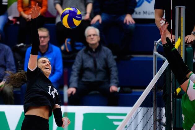 03.12.2017, Halle Berg Fidel, Muenster Volleyball, Bundesliga Frauen, Normalrunde, USC Münster Muenster vs. Rote Raben Vilsbiburg Angriff Lena Stigrot ( 14 Vilsbiburg)