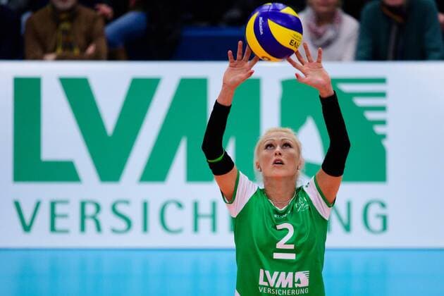 03.12.2017, Halle Berg Fidel, Muenster Volleyball, Bundesliga Frauen, Normalrunde, USC Münster Muenster vs. Rote Raben Vilsbiburg Zuspiel Mareike Hindriksen ( 2 Muenster)