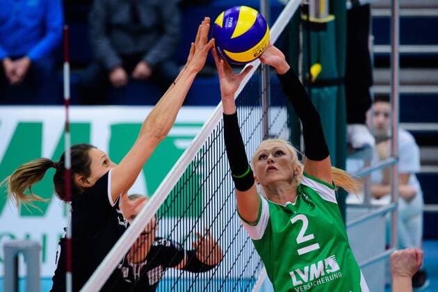 03.12.2017, Halle Berg Fidel, Muenster Volleyball, Bundesliga Frauen, Normalrunde, USC Münster Muenster vs. Rote Raben Vilsbiburg Block Jennifer Pettke ( 15 Vilsbiburg) - Zuspiel Mareike Hindriksen ( 2 Muenster)