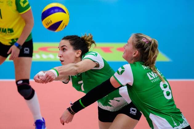 03.12.2017, Halle Berg Fidel, Muenster Volleyball, Bundesliga Frauen, Normalrunde, USC Münster Muenster vs. Rote Raben Vilsbiburg Annahme Ivana Vanjak ( 7 Muenster), Lina Alsmeier ( 8 Muenster)