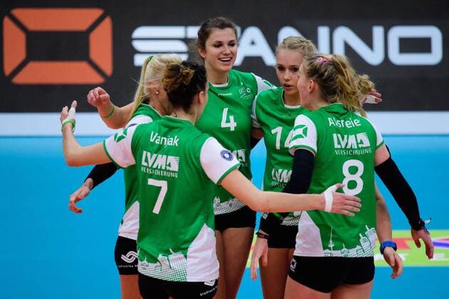 03.12.2017, Halle Berg Fidel, Muenster Volleyball, Bundesliga Frauen, Normalrunde, USC Münster Muenster vs. Rote Raben Vilsbiburg Jubel Mareike Hindriksen ( 2 Muenster), Ivana Vanjak ( 7 Muenster), Juliet Lohuis ( 4 Muenster), Lena Vedder ( 14 Muenster), Lina Alsmeier ( 8 Muenster)