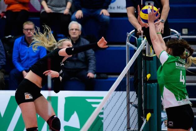 03.12.2017, Halle Berg Fidel, Muenster Volleyball, Bundesliga Frauen, Normalrunde, USC Münster Muenster vs. Rote Raben Vilsbiburg Angriff Laura Künzler Kuenzler ( 5 Vilsbiburg) - Block Juliet Lohuis ( 4 Muenster)