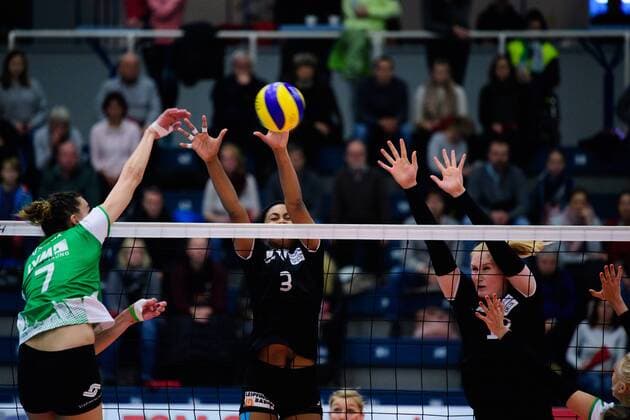 03.12.2017, Halle Berg Fidel, Muenster Volleyball, Bundesliga Frauen, Normalrunde, USC Münster Muenster vs. Rote Raben Vilsbiburg Angriff Ivana Vanjak ( 7 Muenster) - Block Doppelblock Dayana Patricia Segovia elles ( 3 Vilsbiburg), Leonie Schwertmann ( 18 Vilsbiburg)