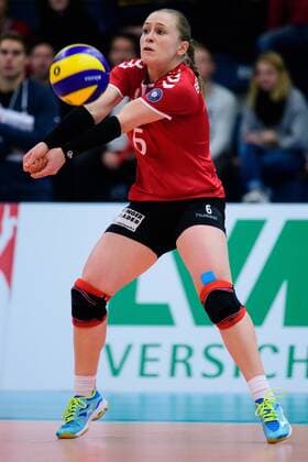 03.12.2017, Halle Berg Fidel, Muenster Volleyball, Bundesliga Frauen, Normalrunde, USC Münster Muenster vs. Rote Raben Vilsbiburg Annahme Michaela Bertalanitsch ( 6 Vilsbiburg) Libero