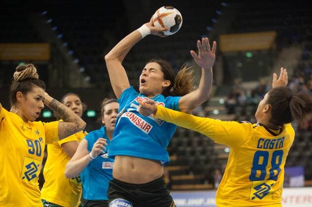 GER, IHF WM 2017, Tunesien (TUN) vs Brasilien (BRA) 03.12.2017, EWE Arena, Oldenburg, Germany, 23.IHF World Championship WM Weltmeisterschaft 2017 Women, first round, Group C, Tunesien vs Brasilien, im Bild Mouna CHEBBAH ( Tunesien 20) Karoline SOUZA, Mariana COSTA (Brasilien 90, 88 )