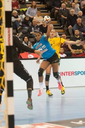 GER, IHF WM 2017, Tunesien (TUN) vs Brasilien (BRA) 03.12.2017, EWE Arena, Oldenburg, Germany, 23.IHF World Championship WM Weltmeisterschaft 2017 Women, first round, Group C, Tunesien vs Brasilien, im Bild Amal HAMROUNI ( Tunesien 10) Eduarda TALESKA (Brasilien 18 )