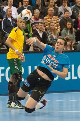 GER, IHF WM 2017, Tunesien (TUN) vs Brasilien (BRA) 03.12.2017, EWE Arena, Oldenburg, Germany, 23.IHF World Championship WM Weltmeisterschaft 2017 Women, first round, Group C, Tunesien vs Brasilien, im Bild Manel KOUKI ( Tunesien 44 ) Samira ROCHA (Brasilien 4 )