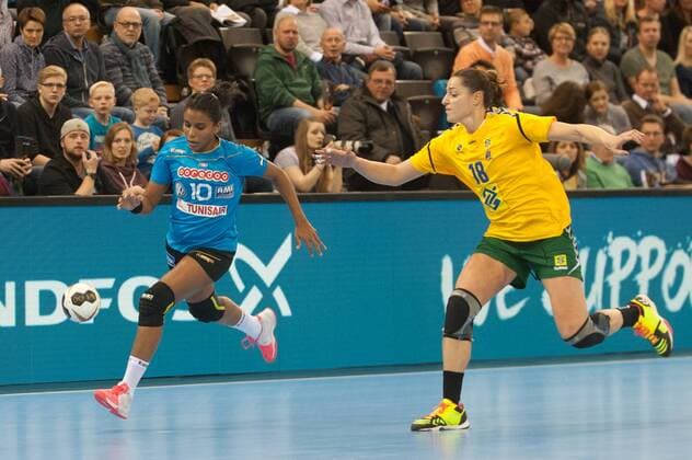 GER, IHF WM 2017, Tunesien (TUN) vs Brasilien (BRA) 03.12.2017, EWE Arena, Oldenburg, Germany, 23.IHF World Championship WM Weltmeisterschaft 2017 Women, first round, Group C, Tunesien vs Brasilien, im Bild Amal HAMROUNI ( Tunesien 10) Eduarda TALESKA (Brasilien 18 )