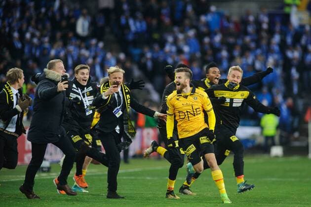 Fotball, Cup , NM finale , Cupfinale , Cupfinalen , Menn 03.12.17 , 20171203 Lillestr¿m - Sarpsborg 08 Lillestr¿ms benk juler idet sluttsignalet gar. Aleksander Melgalvis Andreassen i front Sarpsborgs trener , Geir Bakke i bakgrunnen Foto: Sjur St¿len Digitalsport 