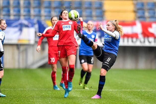 Laura Liedmeier (DSC Arminia Bielefeld) (17) kann per hohem Bein den Ball über Sarah Zadrazil (Potsdam, 27) lupfen, Fussball, DFB Pokal der Frauen, DSC Arminia Bielefeld - 1.FFC Turbine Potsdam,