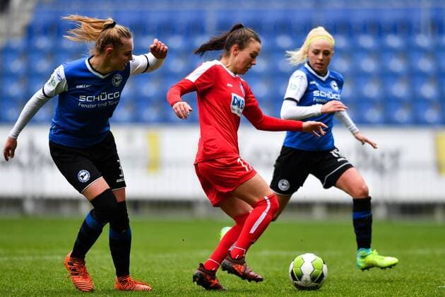 Oliwia Wos (DSC Arminia Bielefeld) (3) versucht Viktoria Schwalm (Potsdam, 17) zu stoppen, Fussball, DFB Pokal der Frauen, DSC Arminia Bielefeld - 1.FFC Turbine Potsdam,