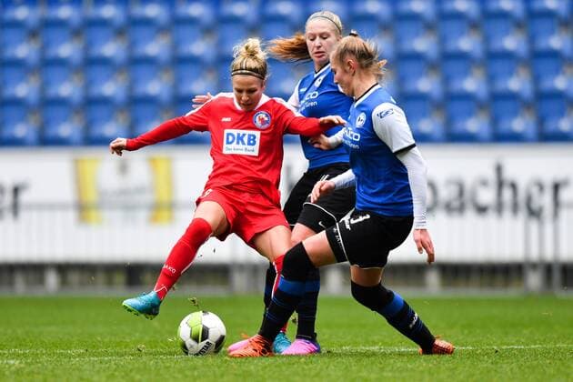 Zweikampf Svenja Huth (Potsdam, 9) Oliwia Wos (DSC Arminia Bielefeld) (3), Fussball, DFB Pokal der Frauen, DSC Arminia Bielefeld - 1.FFC Turbine Potsdam,