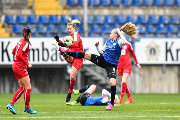 Akrobatischer Zweikampf in der Luft Laura Liedmeier (DSC Arminia Bielefeld) (17) mit Elise Kellond Knight (Potsdam, 6), Fussball, DFB Pokal der Frauen, DSC Arminia Bielefeld - 1.FFC Turbine Potsdam,