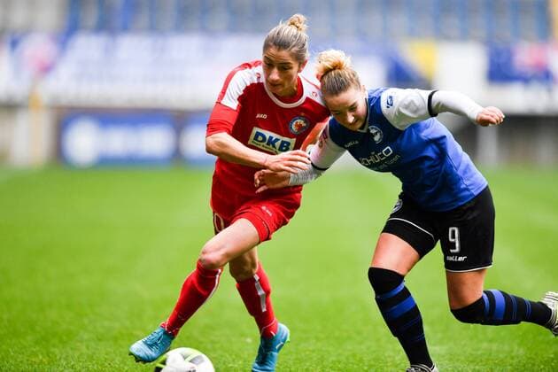 Zweikampf Bianca Schmidt (Potsdam, 20) mit Nina Lange (DSC Arminia Bielefeld) (9), Fussball, DFB Pokal der Frauen, DSC Arminia Bielefeld - 1.FFC Turbine Potsdam,
