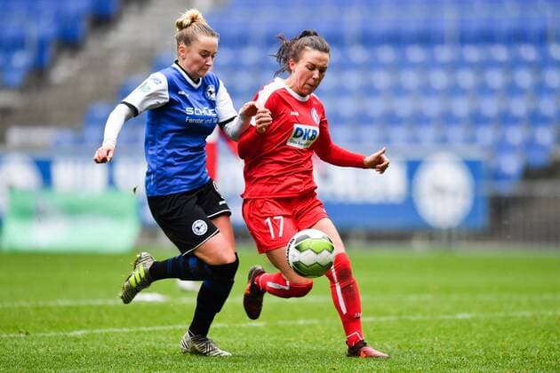 Zweikampf Nina Lange (DSC Arminia Bielefeld) (9) Viktoria Schwalm (Potsdam, 17), Fussball, DFB Pokal der Frauen, DSC Arminia Bielefeld - 1.FFC Turbine Potsdam,