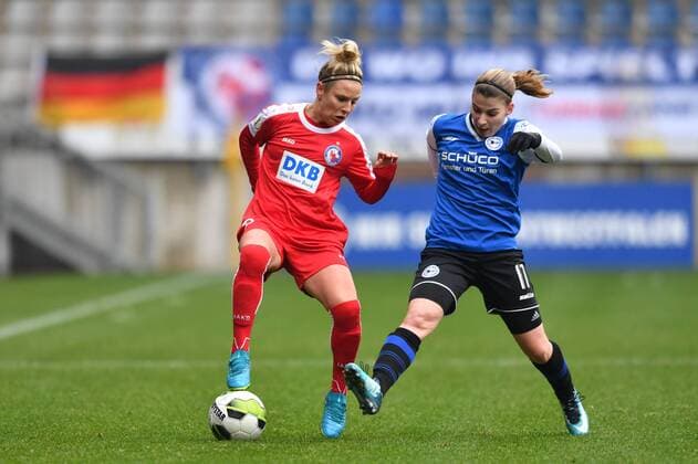 Zweikampf Svenja Huth (Potsdam, 9) mit Lena Schulte (DSC Arminia Bielefeld) (17), Fussball, DFB Pokal der Frauen, DSC Arminia Bielefeld - 1.FFC Turbine Potsdam,