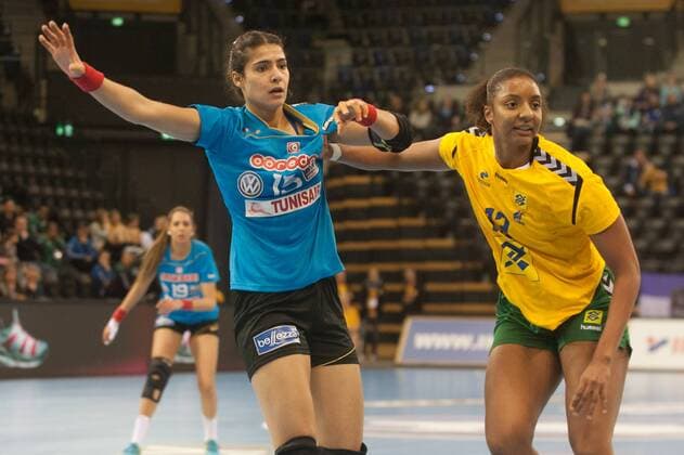 GER, IHF WM 2017, Tunesien (TUN) vs Brasilien (BRA) 03.12.2017, EWE Arena, Oldenburg, Germany, 23.IHF World Championship WM Weltmeisterschaft 2017 Women, first round, Group C, Tunesien vs Brasilien, im Bild Trikottest Rakia REZGUI ( Tunesien 15 ) Ligia SILVA (Brasilien 13 )