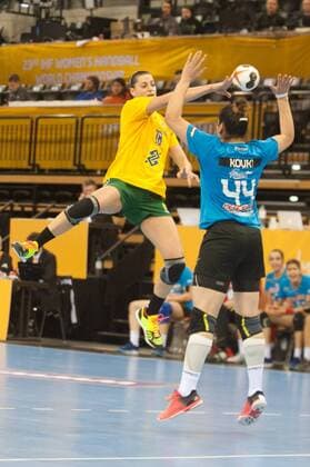 GER, IHF WM 2017, Tunesien (TUN) vs Brasilien (BRA) 03.12.2017, EWE Arena, Oldenburg, Germany, 23.IHF World Championship WM Weltmeisterschaft 2017 Women, first round, Group C, Tunesien vs Brasilien, im Bild Manel KOUKI ( Tunesien 44) Eduarda TALESKA (Brasilien 18 )