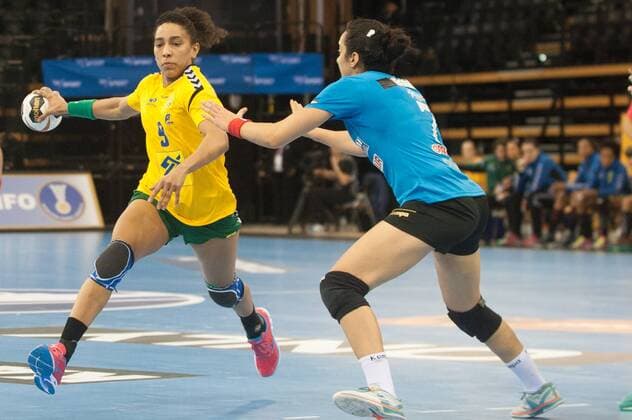GER, IHF WM 2017, Tunesien (TUN) vs Brasilien (BRA) 03.12.2017, EWE Arena, Oldenburg, Germany, 23.IHF World Championship WM Weltmeisterschaft 2017 Women, first round, Group C, Tunesien vs Brasilien, im Bild Fatma BOURI ( Tunesien 7) Ana Paula BELA(Brasilien 9 )