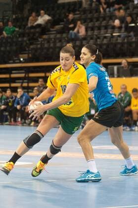 GER, IHF WM 2017, Tunesien (TUN) vs Brasilien (BRA) 03.12.2017, EWE Arena, Oldenburg, Germany, 23.IHF World Championship WM Weltmeisterschaft 2017 Women, first round, Group C, Tunesien vs Brasilien, im Bild Ines KHOUILDI ( Tunesien 24 ) Eduarda TALESKA (Brasilien 18 )