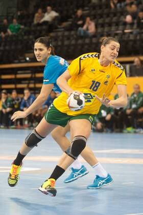 GER, IHF WM 2017, Tunesien (TUN) vs Brasilien (BRA) 03.12.2017, EWE Arena, Oldenburg, Germany, 23.IHF World Championship WM Weltmeisterschaft 2017 Women, first round, Group C, Tunesien vs Brasilien, im Bild Ines KHOUILDI ( Tunesien 24 ) Eduarda TALESKA (Brasilien 18 )
