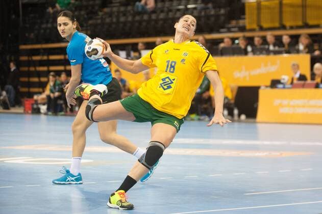 GER, IHF WM 2017, Tunesien (TUN) vs Brasilien (BRA) 03.12.2017, EWE Arena, Oldenburg, Germany, 23.IHF World Championship WM Weltmeisterschaft 2017 Women, first round, Group C, Tunesien vs Brasilien, im Bild Ines KHOUILDI ( Tunesien 24 ) Eduarda TALESKA (Brasilien 18 )