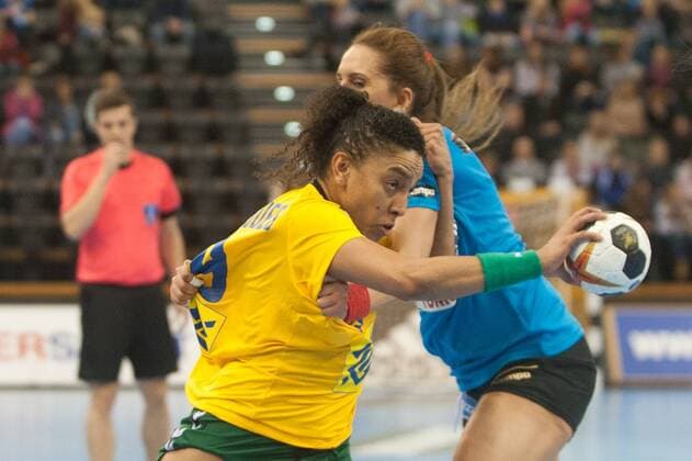 GER, IHF WM 2017, Tunesien (TUN) vs Brasilien (BRA) 03.12.2017, EWE Arena, Oldenburg, Germany, 23.IHF World Championship WM Weltmeisterschaft 2017 Women, first round, Group C, Tunesien vs Brasilien, im Bild Ines JAOUADI ( Tunesien 19) Ana Paula BELO (Brasilien 9 )