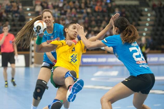 GER, IHF WM 2017, Tunesien (TUN) vs Brasilien (BRA) 03.12.2017, EWE Arena, Oldenburg, Germany, 23.IHF World Championship WM Weltmeisterschaft 2017 Women, first round, Group C, Tunesien vs Brasilien, im Bild Ines JAOUADI, Mouna CHEBBAH ( Tunesien 19 , 20) Ana Paula BELO (Brasilien 9 )