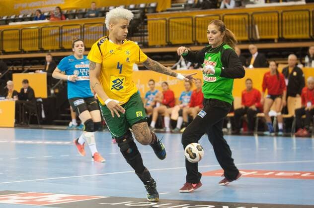 GER, IHF WM 2017, Tunesien (TUN) vs Brasilien (BRA) 03.12.2017, EWE Arena, Oldenburg, Germany, 23.IHF World Championship WM Weltmeisterschaft 2017 Women, first round, Group C, Tunesien vs Brasilien, im Bild Echraf ABDALLAH (Tunesien 12)Samira ROCHA (Brasilien 4 )
