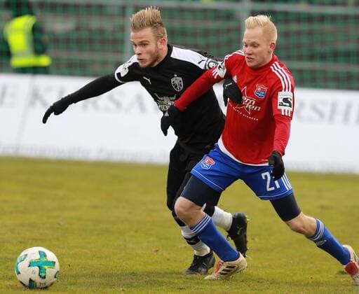 Sascha Bigalke (re.) (Unterhaching) gegen Guillaume Cros (FC Carl Zeiis Jena ) Fussball 3. Liga 03.12.2017 SpVgg Unterhaching - FC Carl Zeiis Jena