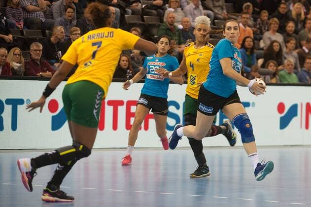 GER, IHF WM 2017, Tunesien (TUN) vs Brasilien (BRA) 03.12.2017, EWE Arena, Oldenburg, Germany, 23.IHF World Championship WM Weltmeisterschaft 2017 Women, first round, Group C, Tunesien vs Brasilien, im Bild Oumayma DARDOUR ( Tunesien 25 ) Tamires ARAUJO, Samira ROCHA (Brasilien 27, 4 )