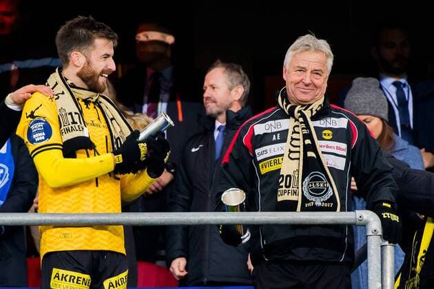 171203 Aleksander Melgalvis of Lillestr¿m and Arne Erlandsen, head coach of Lillestr¿m, celebrate after the cup final match between Lillestr¿m and Sarpsborg 08 on December 3, 2017 in Oslo. Photo: Fredrik Varfjell BILDBYRN kod FV 150048 Copyright: FREDRIKxVARFJELL BB171203FV009