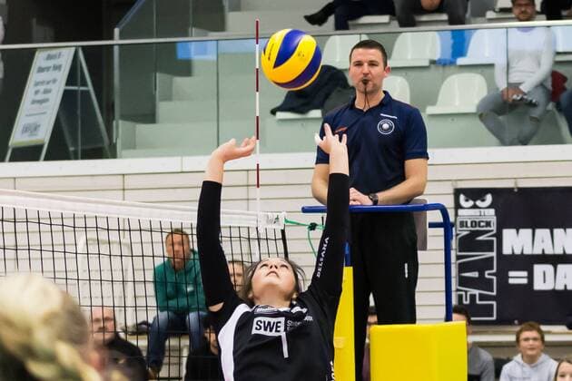 Bailey Marie Nichol (Schwarz-Weiß Erfurt, 1) beim Zuspiel, Volleyball, 1. Bundesliga Frauen, Schwarz-Weiß Erfurt - VC Olympia Berlin,