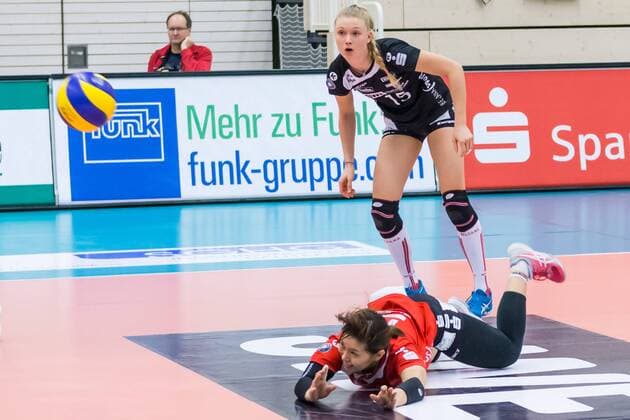 An Saita (Schwarz-Weiß Erfurt, 10, Libero) rettet vom Boden; Ballannahme; Aktion, action, Volleyball, 1. Bundesliga Frauen, Schwarz-Weiß Erfurt - VC Olympia Berlin,