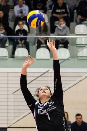Bailey Marie Nichol (Schwarz-Weiß Erfurt, 1) beim Zuspiel, Volleyball, 1. Bundesliga Frauen, Schwarz-Weiß Erfurt - VC Olympia Berlin,