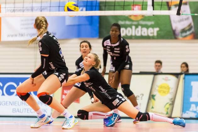 Madleen Piest (Schwarz-Weiß Erfurt, 15) bei der Ballannahme, Volleyball, 1. Bundesliga Frauen, Schwarz-Weiß Erfurt - VC Olympia Berlin,