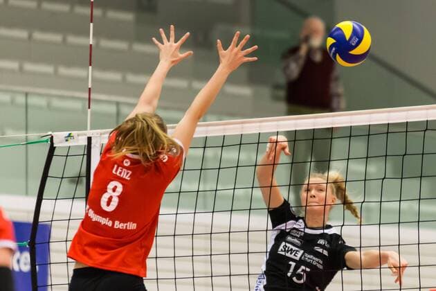 v.li.: Sindy Lenz (VCO Berlin, 8) beim Blockversuch gegen den Angriff von Madleen Piest (Schwarz-Weiß Erfurt, 15); Aktion, action, Volleyball, 1. Bundesliga Frauen, Schwarz-Weiß Erfurt - VC Olympia Berlin,